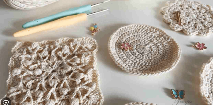 Piezas hechas a crochet y dos ganchillos